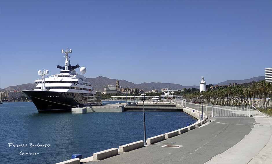 Der Superyachthafen Malaga Marina ist 11 Minuten mit dem Auto entfernt